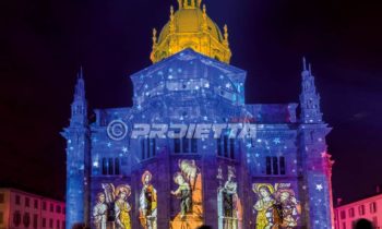 Duomo di Como con proiezione di immagini pittoriche sacre e cielo stellato