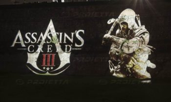 Lucca Comics proiezione dei loghi di Assassin's Creed